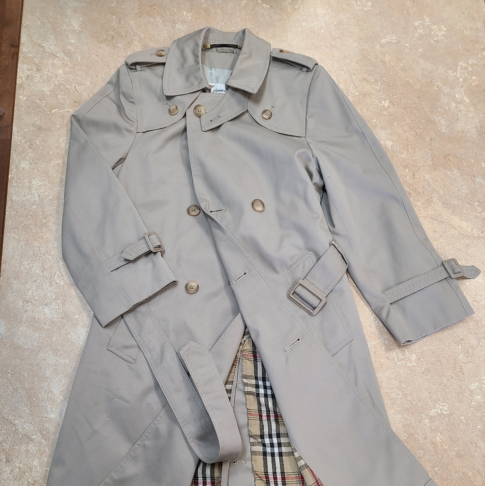 Vintage Pierre Cardin Trench Coat, size 38 R, beige